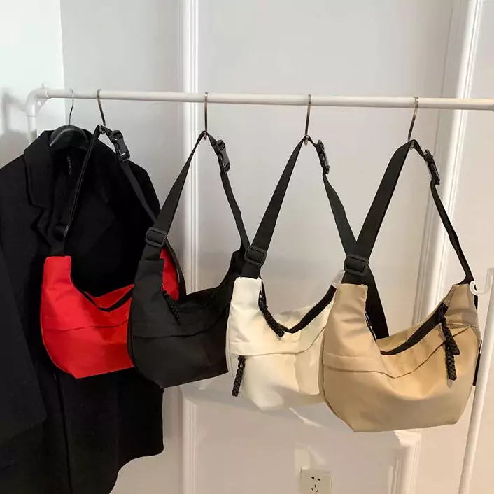 Kevyt Student Nylon Crossbody laukku